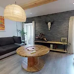 Atypic 3 Bedrooms Triplex With Terrace, 5km From