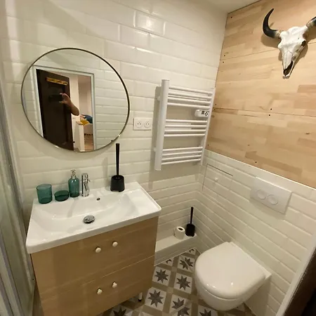 Atypic 3 Bedrooms Triplex With Terrace, 5km From *