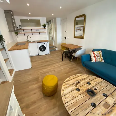Atypic 3 Bedrooms Triplex With Terrace, 5km From *